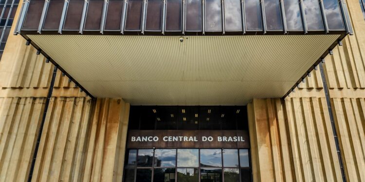 Mercado eleva previsão da inflação para 5,04% este ano