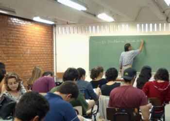 Metade dos professores formados em EAD tem desempenho insuficiente