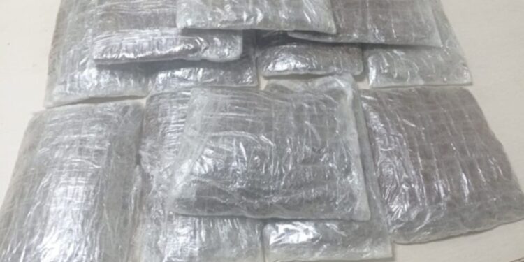 Suspeita é presa com droga escondida no corpo em aeroporto de Manaus