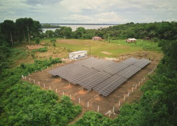 Comunidade indígena no Amazonas recebe energia solar mais de 30 anos após chegada de primeiros moradores