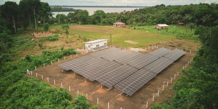 Comunidade indígena no Amazonas recebe energia solar mais de 30 anos após chegada de primeiros moradores