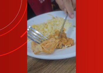 Aluno encontra pedaço de plástico em refeição servida no Restaurante Universitário da Ufam; VÍDEO