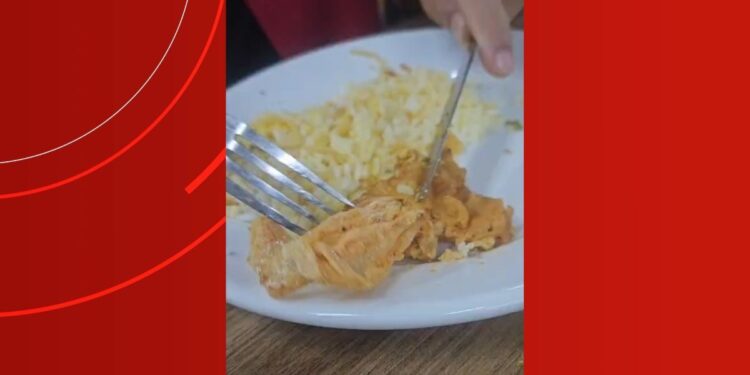 Aluno encontra pedaço de plástico em refeição servida no Restaurante Universitário da Ufam; VÍDEO