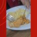 Aluno encontra pedaço de plástico em refeição servida no Restaurante Universitário da Ufam; VÍDEO