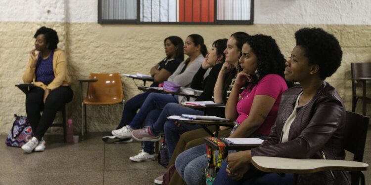 MEC contempla 504 cursinhos populares com benefícios de rede nacional