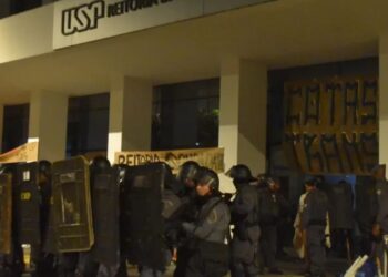 Vereadores provocam universitários em SP e ato tem confronto