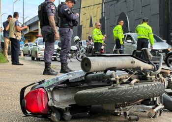 Motociclista morre em acidente com carreta e trânsito fica congestionado na Avenida Rodrigo Otávio