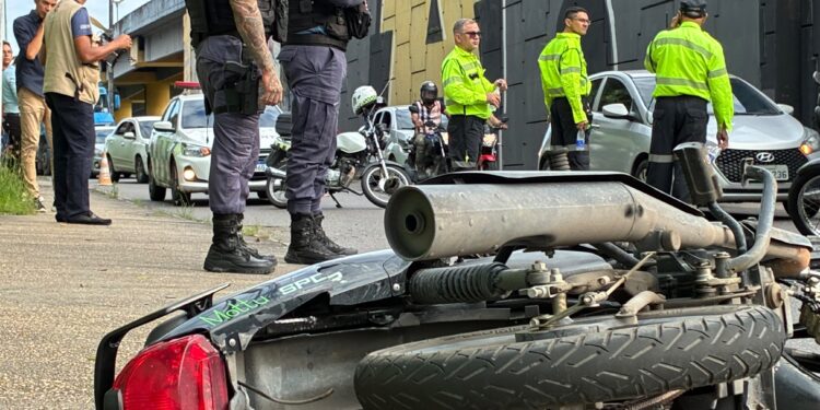 Motociclista morre em acidente com carreta e trânsito fica congestionado na Avenida Rodrigo Otávio