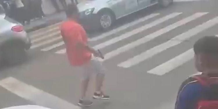 VÍDEO: Briga de trânsito termina com tiros em frente a escola na Zona Norte de Manaus