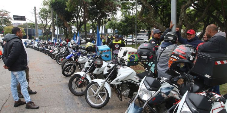 Governo prepara linha de crédito para motociclistas de aplicativos