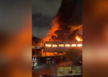 Incêndio volta a atingir galpão em Guarulhos horas após combate das chamas