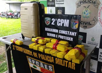Polícia apreende 14 tabletes de pasta-base de cocaína escondidos em mala dentro de embarcação no Amazonas