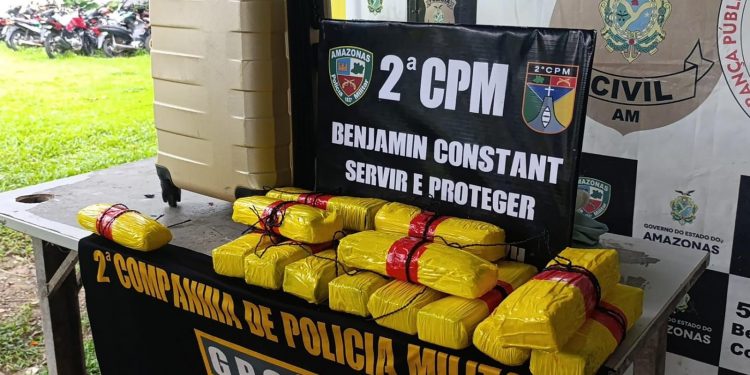 Polícia apreende 14 tabletes de pasta-base de cocaína escondidos em mala dentro de embarcação no Amazonas